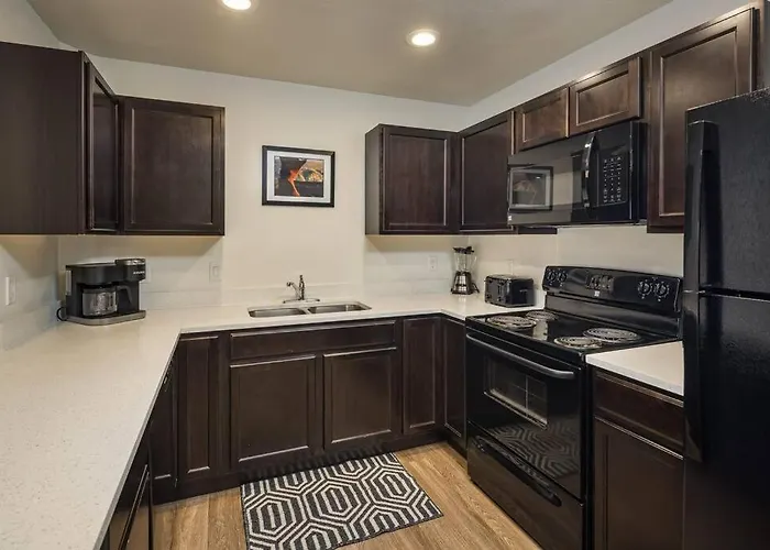 6E Family Friendly Redcliff Condo, Pool & Hot Tub