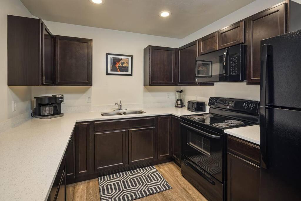 Apartment 6e Family Friendly Redcliff Condo, Pool & Hot Tub *