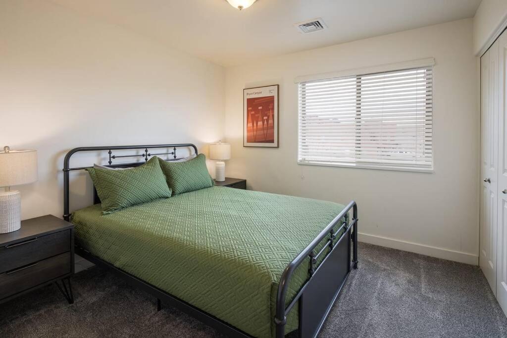 6e Family Friendly Redcliff Condo, Pool & Hot Tub Apartment